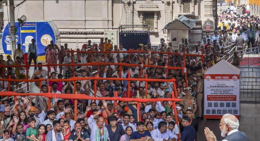 वाराणसी में पीएम मोदी का 14 किमी लंबा रोड शो, काशी विश्वनाथ मंदिर में की पूजा-अर्चना